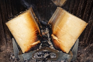 Držiak šetrič na brikety RUF do krbu (HLINA)